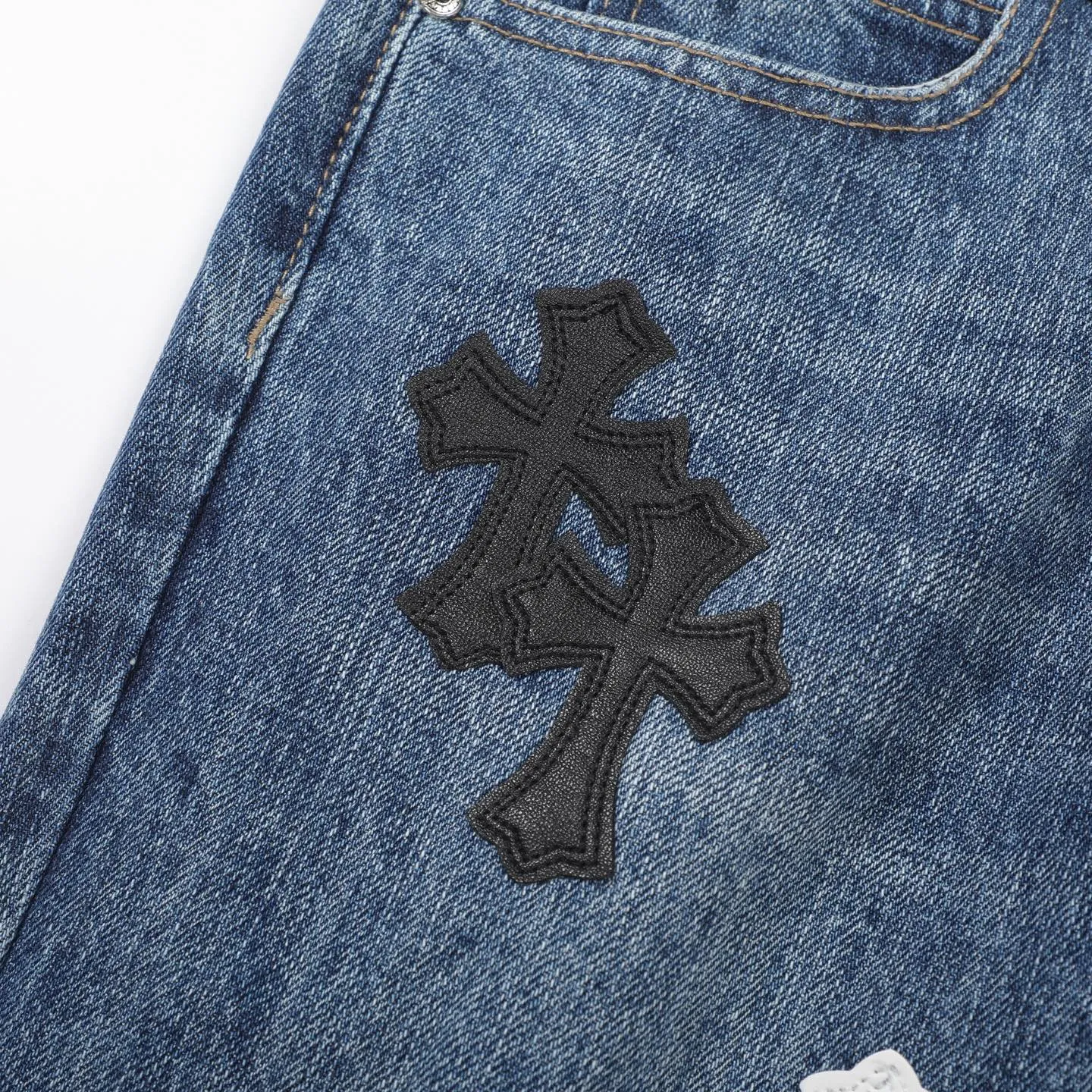 P270 ChromeHearts Chrome washed blue black and white leather straight pants, ceiling-level jeans, a pair is hard to find at the counter‼ ️About Zangyin✅This is an extremely luxurious fashion brand that can also be called the aristocracy of the high street. It has always been an exclusive brand for some hipsters or rich second generations. The color of this model is already very eye-catching by using a unique washed material. It is decorated with pink patch cross flowers, which cleverly highlights the charm of the brand. Secondly, this model adopts a classic high-waist cut design, which highlights the long legs and fashionable temperament of the upper body. The brand is highly recognizable and the slim-fitting configuration is more suitable for daily wear. The personality will be fashionable and the specifications can be seen at a glance. Materials and technology ✅ Needless to say, this point goes without saying. As an excellent craftsman brand, Zangyin's requirements for details and craftsmanship are really perfect. The washed color of this model has gone through a lot of processes, not to mention the embellishment of the denim appliqués. It is also purely handmade and sewn. Just like what they believe in, only handmade things have soul and have the meaning of wearing. A top-notch heavy-duty fashionable denim item, recommended by both hands‼ ️ Size: 28, 30, 32, 34, 36 (S-XXL) Color: blue Size reference: Pants length 100 102 104 106 106 Waist 72 76 80 84 88 Recommended weight S (about 110 pounds) M (about 120 pounds) L (about 140 pounds) XL (about 165) XXL (about 185)